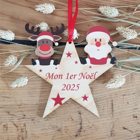 Une étoile découpée dans le bois à accrocher dans le sapin avec l'année du 1er Noël en souvenir.