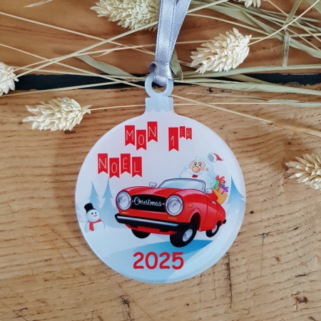 Cette boule en plexiglass personnalisable, pour le 1er Noël d'un couple dans sa maison.