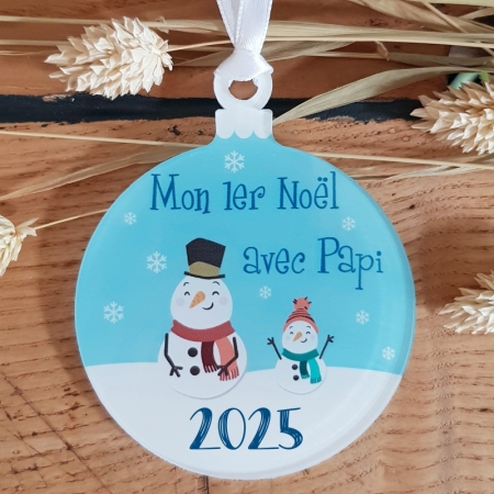 Un cadeau pour un premier Noël en tant que Papi, imprimé sur une boule à déposer dans le sapin.