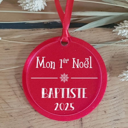 En rouge, cette décoration mon 1er Noël décorera le sapin d'un nouveau né avec son prénom et une année au choix.
