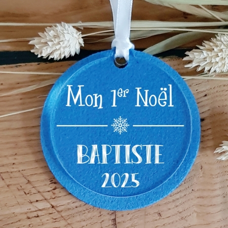 En bleu, cette ornement mon 1er Noël décorera le sapin d'un nouveau né avec son prénom et une année au choix.