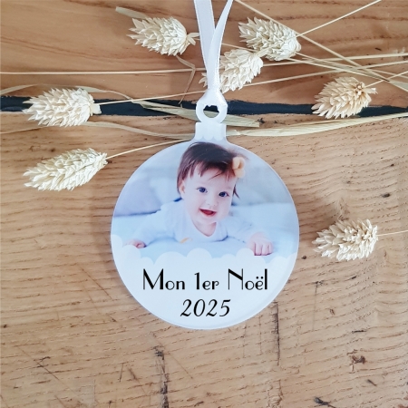 Une décoration premier noël, découpée dans du plexiglass et personnalisée avec une photo de l'enfant.