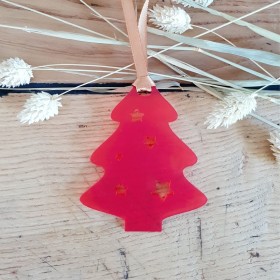 Ce sapin de noël, totalement découpé dans du plexiglass rouge, sublimera votre décoration de noël.