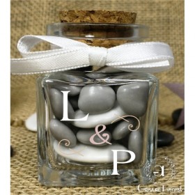 Deux jolies initiales sur un contenant en verre, à offrir lors d'un mariage aux invités.