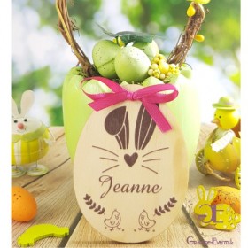 Cet œuf en bois, avec ses moustaches et ses poussins, une belle décoration pour Pâques.