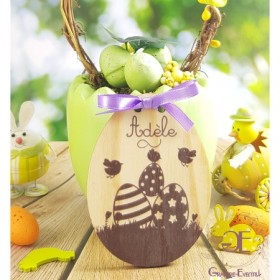 Votre enfant sera ravi de recevoir ce cadeau en bois personnalisé en forme d'œuf.