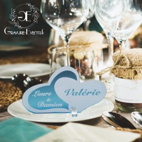 Pour une décoration de mariage réussi, ce porte nom personnalisé , gravé avec vos prénoms et des cœurs.