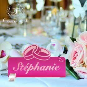 En plein préparatif de mariage, ce porte nom personnalisé avec le prénom de vos invités, sublimera votre table.