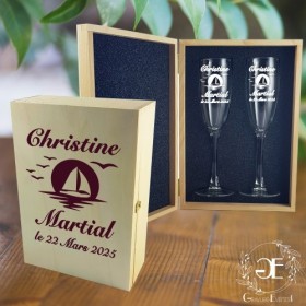 Un cadeau a faire pour des passionné de Mer, ce coffret en bois personnalisé avec ses deux flûtes à l'intérieur.