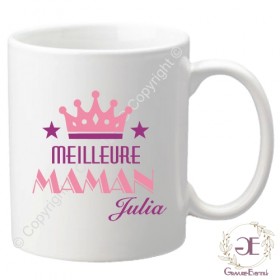 Une maman que l'aime, on l'a couvre de cadeau comme un mug personnalisé avec son prénom