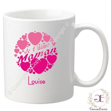 Pour un amour de maman, cette tasse personnalisée avec des cœurs roses.