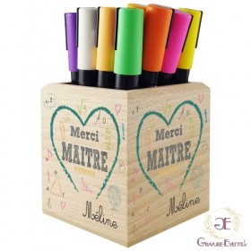 Pour un super maître, un pot à crayons imprimé avec le prénom de votre enfant, à offrir en fin d'année.