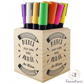 Et c'est déjà la fin d'une belle année, faites un cadeau au Maître de votre enfant, en lui offrant ce pot à crayons en bois.