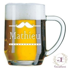 Une chope à bière personnalisée pour un Moustachu, un cadeau à offrir pour un amateur de bière à son anniversaire.