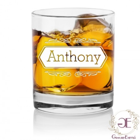 Un cadeau personnalisé pour un gentleman. Un verre à whisky gravé avec son prénom à offrir pour un anniversaire.
