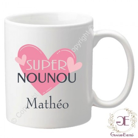 Pour une nounou, amatrice de café, un mug imprimé avec le prénom de votre enfant.