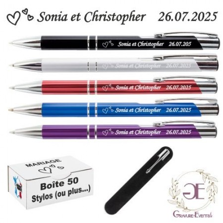 Des cœurs gravés sur un stylo pour offrir en souvenir de votre mariage.