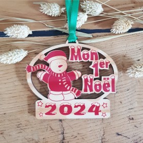 Une boule mon premier noël découpée dans le bois et personnalisée avec l'année de naissance de l'enfant.