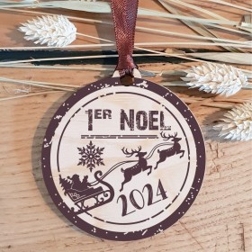 Une décoration personnalisée en bois pour le premier noël d'un petit garçon.