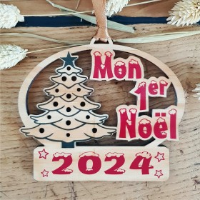 Une décoration coupée dans le bois, pour le premier noël d'un nouveau né, à personnaliser.