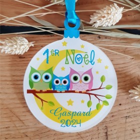 Le prénom et l'année de naissance sont imprimés sur une décoration Mon 1er Noël en plexiglass.