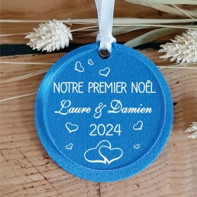 Pour un couple qui fête son 1er noël ensemble, en feutrine bleue et plexi personnalisé avec leur prénoms.