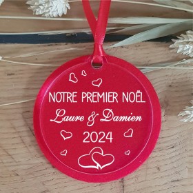 Pour un couple qui fête son 1er noël ensemble, en feutrine rouge et plexi personnalisé avec leur prénoms.