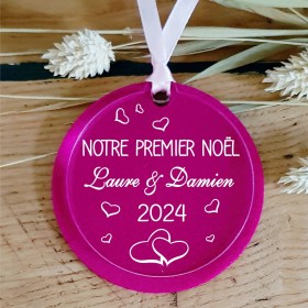 Pour un couple qui fête son 1er noël ensemble, en feutrine violette et plexi personnalisé avec leur prénoms.