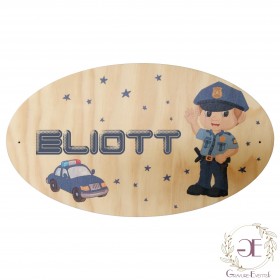 Votre petit garçon adore les voitures de police, il est prêt à recevoir comme cadeau une plaque en bois personnalisée.