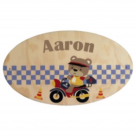 Pour un petit champion de cross, cet ourson en moto sur une plaque en bois personnalisée fera la joie d'un enfant.