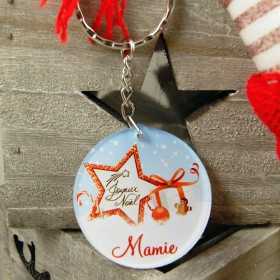 Un décor de Noël, imprimé sur un porte clef , un cadeau pour la plus gentille des Mamies.