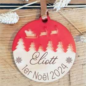 Une décoration de Noël montée avec du bois et texte personnalisé et une partie en plexi rouge découpé.