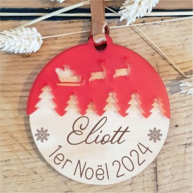 Une décoration de Noël montée avec du bois et texte personnalisé et une partie en plexi rouge découpé.