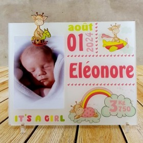 Laissez un souvenir de naissance qui reste, en offrant en cadeau un cadre personnalisé avec photo.