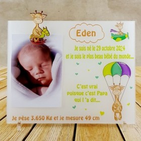 Une girafe parachutée sur un cadre à personnalisé avec un prénom, une date... et à offrir en cadeau de naissance