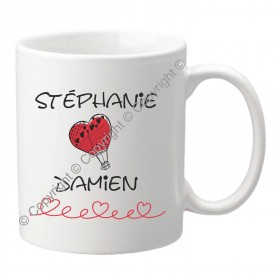 Un cadeau de couple pour la Saint Valentin, ce mug personnalisé avec deux prénoms et une montgolfière cœurs rouge.