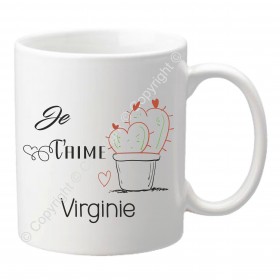 Un mug a offrir pour la saint valentin en cadeau, imprimé avec un cactus en forme de cœurs et la phrase des amoureux "je taime".