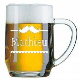 Une chope à bière personnalisée pour un Moustachu, un cadeau à offrir pour un amateur de bière à son anniversaire.