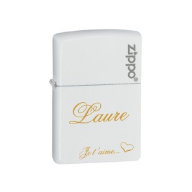 Je t'aime" gravé sur ce zippo blanc, un cadeau personnalisé pour une saint valentin romantique.