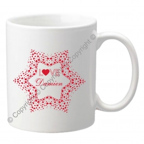 Un mug personnalisé du prénom de votre valentin entouré d'une étoile remplie de cœurs.