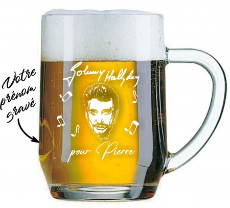 Une chope à bière en verre, gravé avec un prénom et la signature de Johnny Hallyday.