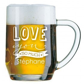 Un cadeau pour la saint valentin, personnalisé une chope à bière "Love you so much" et le prénom de votre choix.