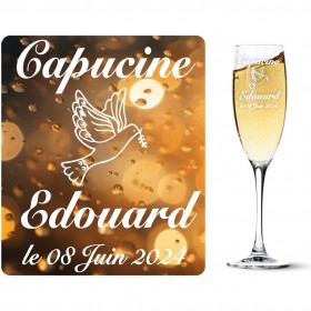 Une colombe gravée sur une flûte à champagne, à offrir en cadeau à des mariés.