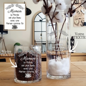 Pour la fête des Mamans, offrez ce vase en verre gravé avec votre message, entouré de roses et couronnes.