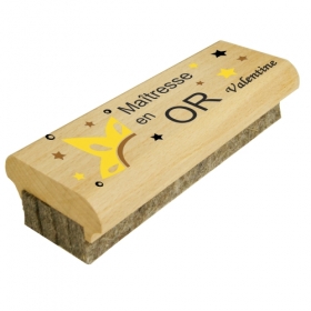 Un cadeau pour la maîtresse de votre enfant, cette brosse à tableau en bois personnalisée.