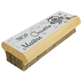 Trop chouette le maître, dites en lui offrant une brosse qui effacera son tableau de craie.