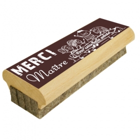 Votre enfant veut remercier son maître, faites le avec comme cadeau une brosse à tableau fabriquée en France.