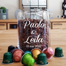 Offrez un vase en verre gravé et personnalisé avec le prénoms des mariés et la date de leur mariage comme cadeau de mariage.