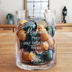 Pour remercier l'enseignante de votre enfant pour cette belle année, offrez un vase gravé en verre.