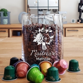 En cadeau de fin d'année scolaire, offrez un vase en verre personnalisé avec un bouquet de fleurs.